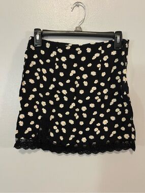 Forever 21 Black Daisy Print Lace-Trim Mini Skirt